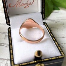 Carica l'immagine nel visualizzatore di Gallery, Vintage 9ct Rose Gold Signet Ring. Edwardian Style Floral Engraved Gold Signet Ring. Classic Lady's English Signet Ring Size N.5 (UK) 7 (US)