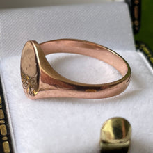 Carica l'immagine nel visualizzatore di Gallery, Vintage 9ct Rose Gold Signet Ring. Edwardian Style Floral Engraved Gold Signet Ring. Classic Lady's English Signet Ring Size N.5 (UK) 7 (US)