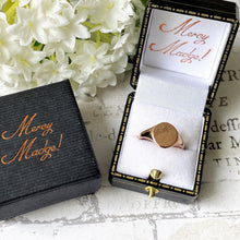 Carica l'immagine nel visualizzatore di Gallery, Vintage 9ct Rose Gold Signet Ring. Edwardian Style Floral Engraved Gold Signet Ring. Classic Lady's English Signet Ring Size N.5 (UK) 7 (US)