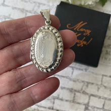 画像をギャラリービューアに読み込む, Vintage Edwardian Style Sterling Silver Oval Locket & Curb Chain. Repousse Engraved English Silver Photo/Keepsake Locket Pendant Necklace