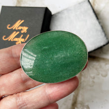 Lade das Bild in den Galerie-Viewer, Large Antique Natural Jadeite Jade Silver Brooch. Edwardian Emerald Green Jade Cabochon Statement Brooch. Sterling Silver Gemset Oval Brooch
