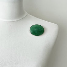 Lade das Bild in den Galerie-Viewer, Large Antique Natural Jadeite Jade Silver Brooch. Edwardian Emerald Green Jade Cabochon Statement Brooch. Sterling Silver Gemset Oval Brooch