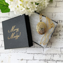 画像をギャラリービューアに読み込む, Victorian Aesthetic Rose Engraved Gold Locket Necklace. Antique Pie Crust Edge 2-Sided Gold Tone Locket & Chain. Photo/Keepsake/Hair Locket