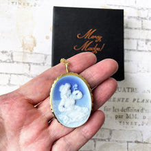 Cargar imagen en el visor de la galería, Vintage Italian 18ct Gold Natural Blue Agate Cameo Necklace. Del Gatto Italy Art Nouveau Woman Cameo Pendant. Large Gemstone Cameo Pendant