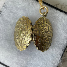 画像をギャラリービューアに読み込む, Victorian Aesthetic Rose Engraved Gold Locket Necklace. Antique Pie Crust Edge 2-Sided Gold Tone Locket & Chain. Photo/Keepsake/Hair Locket