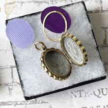 画像をギャラリービューアに読み込む, Victorian Aesthetic Rose Engraved Gold Locket Necklace. Antique Pie Crust Edge 2-Sided Gold Tone Locket & Chain. Photo/Keepsake/Hair Locket