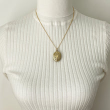 画像をギャラリービューアに読み込む, Victorian Aesthetic Rose Engraved Gold Locket Necklace. Antique Pie Crust Edge 2-Sided Gold Tone Locket & Chain. Photo/Keepsake/Hair Locket