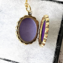 画像をギャラリービューアに読み込む, Victorian Aesthetic Rose Engraved Gold Locket Necklace. Antique Pie Crust Edge 2-Sided Gold Tone Locket & Chain. Photo/Keepsake/Hair Locket