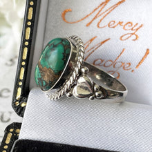 Charger l'image dans la galerie, Vintage Sterling Silver & Turquoise Native American Ring. Heart Motif Turquoise Gemstone Cabochon Ring. Boho Silver Ring, UK/K, US/5-1/4