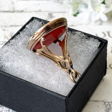 Cargar imagen en el visor de la galería, Antique Georgian 18ct Gold Carnelian Seal Fob With Heraldic Coat of Arms. English Knights Shield & Armoured Legs Intaglio Seal Pendant
