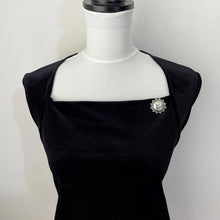 Cargar imagen en el visor de la galería, Antique Victorian Silver & Pearl Sweetheart Brooch. Aesthetic Engraved Ivy Domed Button Brooch. Sterling Silver Small Round Lapel/Collar Pin