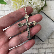 Charger l'image dans la galerie, Vintage English Sterling Silver Cross Pendant Necklace. Engraved Silver Large Trefoil Cross & 22" Chain. Christian Cross Bottony Pendant