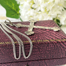 Charger l'image dans la galerie, Vintage English Sterling Silver Cross Pendant Necklace. Engraved Silver Large Trefoil Cross & 22" Chain. Christian Cross Bottony Pendant