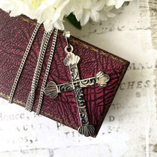 Charger l'image dans la galerie, Vintage English Sterling Silver Cross Pendant Necklace. Engraved Silver Large Trefoil Cross & 22" Chain. Christian Cross Bottony Pendant