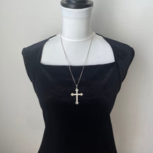 Charger l'image dans la galerie, Vintage English Sterling Silver Cross Pendant Necklace. Engraved Silver Large Trefoil Cross & 22" Chain. Christian Cross Bottony Pendant