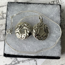 Cargar imagen en el visor de la galería, Vintage Sterling Silver Celtic Knot Locket Necklace. Infinity/Love Knot Round Silver Photo Locket, Curb Chain. Puffy Pendant Locket Necklace