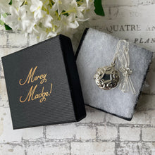 Cargar imagen en el visor de la galería, Vintage Sterling Silver Celtic Knot Locket Necklace. Infinity/Love Knot Round Silver Photo Locket, Curb Chain. Puffy Pendant Locket Necklace