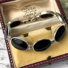 Cargar imagen en el visor de la galería, Vintage Whitby Jet Gemstone Sterling Silver Bracelet. English Jet Cabochon Bracelet. Black Gemstone Sterling Silver Bracelet.