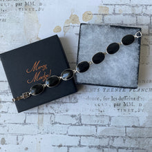 Cargar imagen en el visor de la galería, Vintage Whitby Jet Gemstone Sterling Silver Bracelet. English Jet Cabochon Bracelet. Black Gemstone Sterling Silver Bracelet.