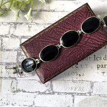 Cargar imagen en el visor de la galería, Vintage Whitby Jet Gemstone Sterling Silver Bracelet. English Jet Cabochon Bracelet. Black Gemstone Sterling Silver Bracelet.