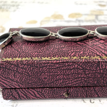 Cargar imagen en el visor de la galería, Vintage Whitby Jet Gemstone Sterling Silver Bracelet. English Jet Cabochon Bracelet. Black Gemstone Sterling Silver Bracelet.