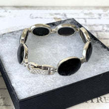 Cargar imagen en el visor de la galería, Vintage Whitby Jet Gemstone Sterling Silver Bracelet. English Jet Cabochon Bracelet. Black Gemstone Sterling Silver Bracelet.