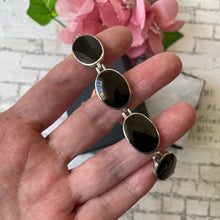 Cargar imagen en el visor de la galería, Vintage Whitby Jet Gemstone Sterling Silver Bracelet. English Jet Cabochon Bracelet. Black Gemstone Sterling Silver Bracelet.