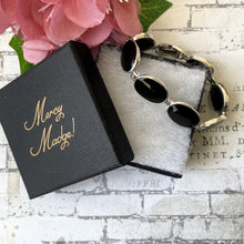 Cargar imagen en el visor de la galería, Vintage Whitby Jet Gemstone Sterling Silver Bracelet. English Jet Cabochon Bracelet. Black Gemstone Sterling Silver Bracelet.