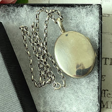 Cargar imagen en el visor de la galería, Vintage 1950s Silver Photo Locket Pendant On Short Chunky Belcher Chain. High Polished Sterling Silver Large Oval Locket Pendant Necklace.