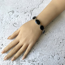 Cargar imagen en el visor de la galería, Vintage Whitby Jet Gemstone Sterling Silver Bracelet. English Jet Cabochon Bracelet. Black Gemstone Sterling Silver Bracelet.