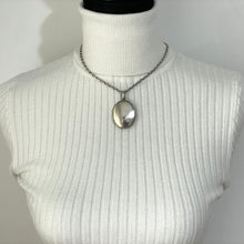 Cargar imagen en el visor de la galería, Vintage 1950s Silver Photo Locket Pendant On Short Chunky Belcher Chain. High Polished Sterling Silver Large Oval Locket Pendant Necklace.