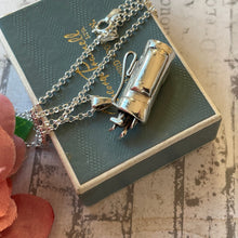 Charger l'image dans la galerie, Vintage 1970s Sterling Silver Figural Golf Pendant Necklace