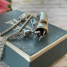 Charger l'image dans la galerie, Vintage 1970s Sterling Silver Figural Golf Pendant Necklace