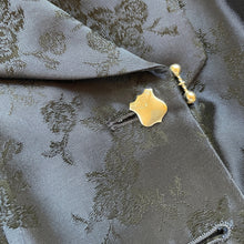 Cargar imagen en el visor de la galería, Victorian Engraved Silver Shield Statement Cufflinks. Sterling Silver Chain Cufflinks. Wedding Groom/ Mens Formal Antique Silver Cufflinks