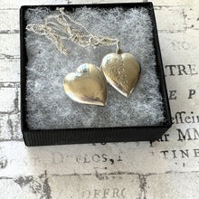 Cargar imagen en el visor de la galería, Vintage Sterling Silver Engraved Rose Heart Locket Necklace. Medium Love Heart Locket & Chain. Victorian Style Floral Sweetheart Locket