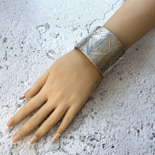 Cargar imagen en el visor de la galería, Victorian Engraved Forget-Me-Not Silver Cuff Bracelet. Antique Aesthetic Floral Wide Bangle. Scottish Sterling Silver Sweetheart Bracelet