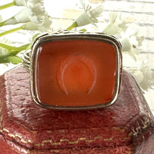 Cargar imagen en el visor de la galería, Georgian 18ct Gold Cased Horseshoe Intaglio Seal Fob. Large Antique Carved Carnelian "Good Luck" Wax Seal Necklace Pendant