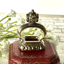 Cargar imagen en el visor de la galería, Georgian 18ct Gold Cased Horseshoe Intaglio Seal Fob. Large Antique Carved Carnelian "Good Luck" Wax Seal Necklace Pendant