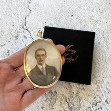 Carica l'immagine nel visualizzatore di Gallery, Antique 9ct Gold British Portrait Miniature Pendant. Alexander Bassano WW1 Hand Painted Portrait Of Lt. Macdonald Miller In Leather Case