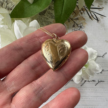 Cargar imagen en el visor de la galería, Vintage 1960's 9ct Yellow Gold Love Heart Locket Necklace