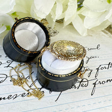 Carica l'immagine nel visualizzatore di Gallery, Georgian 9ct Gold Mourning Locket Pendant