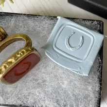 Cargar imagen en el visor de la galería, Georgian 18ct Gold Cased Horseshoe Intaglio Seal Fob. Large Antique Carved Carnelian "Good Luck" Wax Seal Necklace Pendant