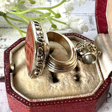 Cargar imagen en el visor de la galería, Georgian 18ct Gold Cased Horseshoe Intaglio Seal Fob. Large Antique Carved Carnelian "Good Luck" Wax Seal Necklace Pendant