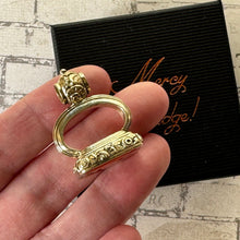 Cargar imagen en el visor de la galería, Georgian 18ct Gold Cased Horseshoe Intaglio Seal Fob. Large Antique Carved Carnelian "Good Luck" Wax Seal Necklace Pendant