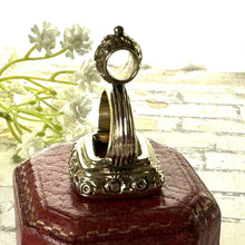 Cargar imagen en el visor de la galería, Georgian 18ct Gold Cased Horseshoe Intaglio Seal Fob. Large Antique Carved Carnelian "Good Luck" Wax Seal Necklace Pendant