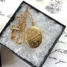 Cargar imagen en el visor de la galería, Antique Victorian Rolled Gold Locket & Chain. Floral Engraved Oval Photo Locket Pendant Necklace. Rosy Gold Antique Locket On Cable Chain