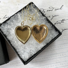 Cargar imagen en el visor de la galería, Vintage 1960's 9ct Yellow Gold Love Heart Locket Necklace