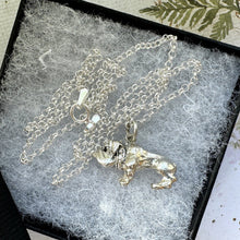 Charger l'image dans la galerie, Vintage Sterling Silver Miniature British Bulldog Pendant Necklace. Solid Silver Figural Dog Pendant Charm On Rolo/Belcher Chain