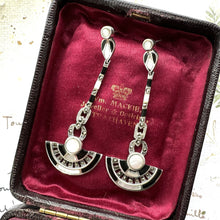 Cargar imagen en el visor de la galería, Vintage Art Deco Style Silver Onyx & Pearl Fan Motif Drop Earrings. Sterling Silver Pearl Stud Articulated Long Drop Geometric Earrings
