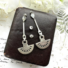 Cargar imagen en el visor de la galería, Vintage Art Deco Style Silver Onyx & Pearl Fan Motif Drop Earrings. Sterling Silver Pearl Stud Articulated Long Drop Geometric Earrings